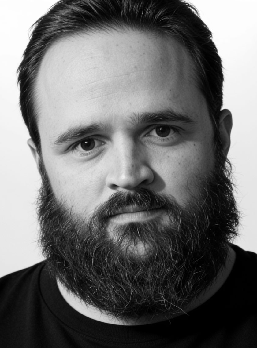 Romain Lisetto, gros plan, regard direct vers l’objectif.